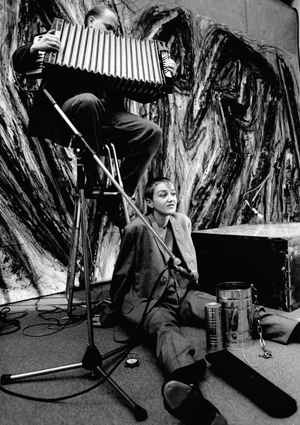 Hilmar Boehle, Annette Hohn: Performance in der Ausstellung Bauhütte; Kunsthalle Düsseldorf 1985; Foto: Bernd Jansen